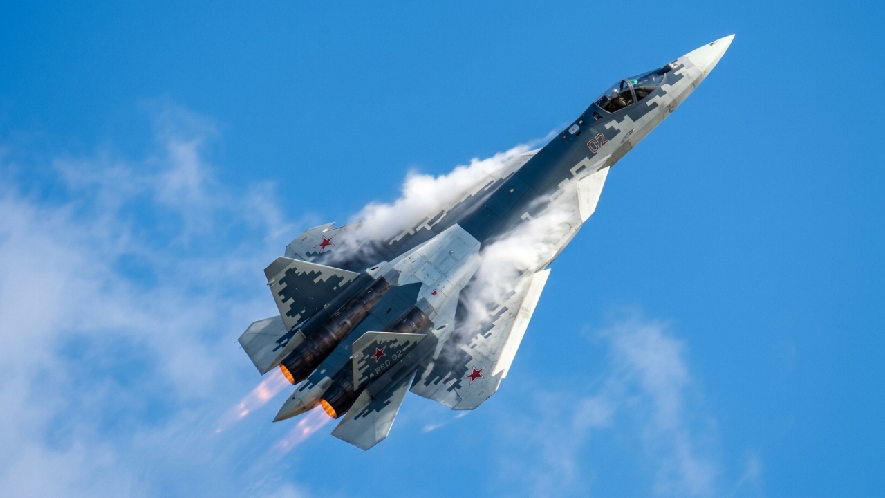 Com motores de empuxo vetorado e super-manobrabilidade, o caça Sukhoi Su-57 surge como o recorde de agilidade aérea da Rússia