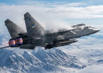 O caça supersônico MiG-31 Foxhound capaz de atingir Mach 3 continua sendo o interceptor mais rápido e letal a patrulhar as fronteiras do Ártico