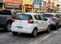 O título de carro zero quilômetro mais barato do Brasil atrai motoristas que buscam consumo de 15 quilômetros por litro e agilidade total nas capitais agora