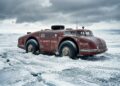 Abandonado em um campo de gelo na Antártida, o gigantesco ônibus de neve com pneus de três metros de altura vira um monumento fantasma isolado