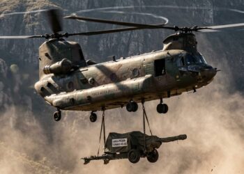 O lendário helicóptero CH-47 Chinook com rotores tandem consegue transportar 10 toneladas de carga e operar em altitudes extremas onde outros falham