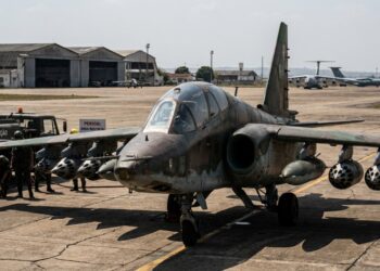 O robusto Su-25 Frogfoot apelidado de tanque voador garante suporte aéreo aproximado com sua blindagem de titânio e arsenal diversificado de mísseis