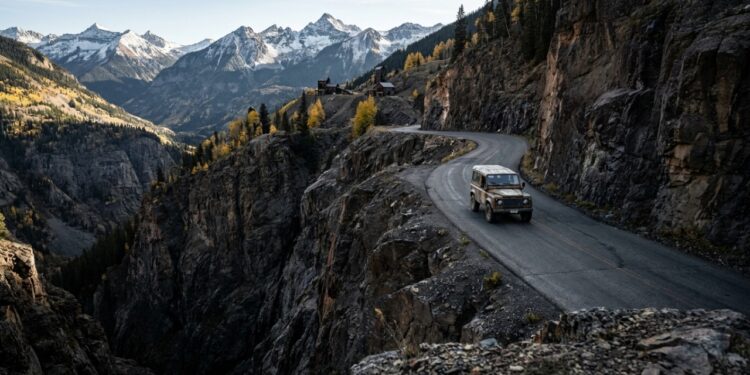 Com 40 km de trechos sem guardrails entre Ouray e Silverton, a Million Dollar Highway surge como uma das rotas mais perigosas e cênicas dos EUA