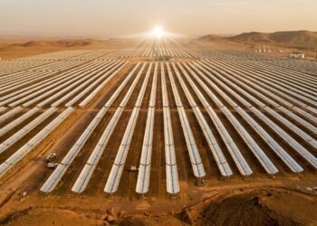 O megaprojeto de espelhos no meio do deserto que é visível do espaço e pode iluminar um país inteiro