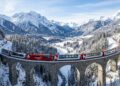 O trem mais lento do mundo atravessa 91 túneis, 291 pontes nos Alpes e virou sonho de consumo global