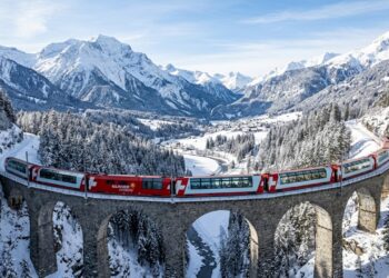 O trem mais lento do mundo atravessa 91 túneis, 291 pontes nos Alpes e virou sonho de consumo global