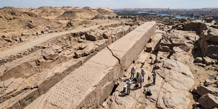 O obelisco gigante de 1.200 toneladas que nunca foi erguido revela a técnica secreta de corte por atrito que desafia as ferramentas modernas em 2026