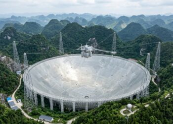 O gigantesco "Olho da Terra" de 500 metros construído dentro de uma cratera natural para caçar sinais no espaço