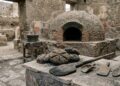 Arqueólogos localizam padaria intacta com cestos de pães carbonizados em cidade romana e revelam detalhes sobre a dieta da civilização há dois mil anos