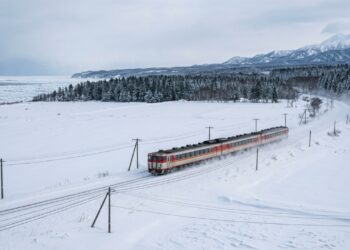 Quem senta do lado esquerdo neste trem japonês tem a melhor vista para o oceano congelado que poucos turistas já viram