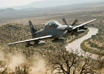 O avião de ataque leve Embraer A-29 Super Tucano domina os céus em missões de contra-insurgência e treinamento avançado em 16 países