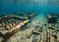 A cidade submersa de 5 mil anos na Grécia que manteve ruas pavimentadas e casas intactas revela a primeira rede de esgoto planejada da história humana