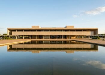 Com projeto de 1969 e praça com fontes, o edifício sede do governo em Brasília surge como um marco da arquitetura e do urbanismo modernista
