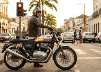 Inspirada nos anos 60, a clássica bicilíndrica de 47 cavalos entrega um ronco inconfundível e atrai condutores que recusam o excesso de eletrônica