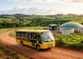Ônibus escolar movido a biogás produzido a partir de rejeitos agrícolas garante custo zero de combustível e ar limpo para estudantes no interior do país