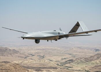 Com autonomia de 27 horas e eficácia comprovada, o drone Bayraktar TB2 surge como um recorde de baixo custo e alta precisão em combate