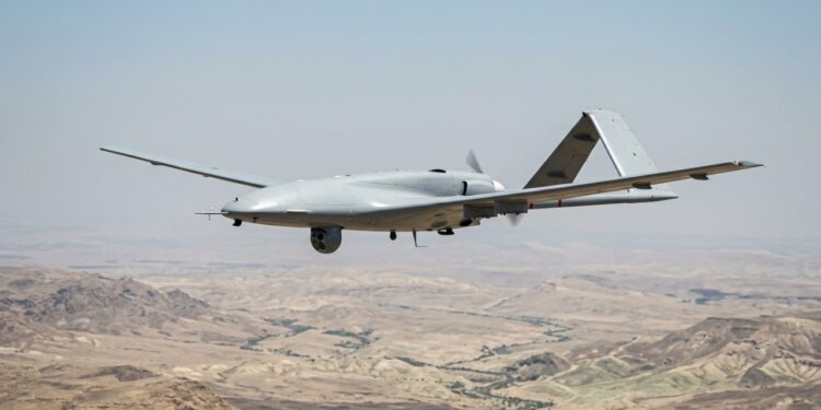 Com autonomia de 27 horas e eficácia comprovada, o drone Bayraktar TB2 surge como um recorde de baixo custo e alta precisão em combate