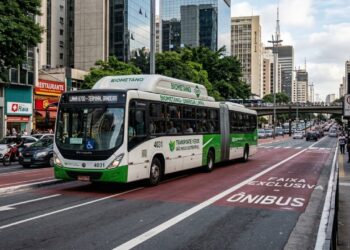 Cilindros de gás com capacidade de 1.200 litros garantem autonomia de 500 quilômetros para o ônibus movido a biometano que reduz o custo por quilômetro rodado em 30 por cento hoje