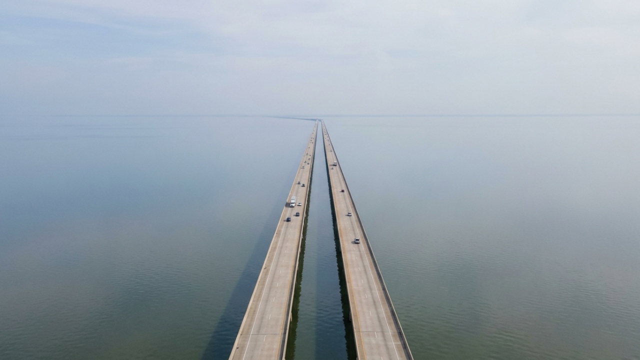 Com 38 km de extensão sobre a água, a ponte na Louisiana detém o recorde de maior travessia contínua do mundo e surge como um ícone da engenharia