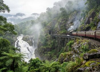 A perigosa ferrovia tropical escavada à mão que atravessa uma floresta com mais de 130 milhões de anos passando a centímetros de cachoeiras gigantes