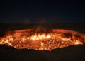 Com 69 metros de diâmetro e fogo ativo há 55 anos, a cratera de gás no Turcomenistão é conhecida como a "Porta do Inferno"