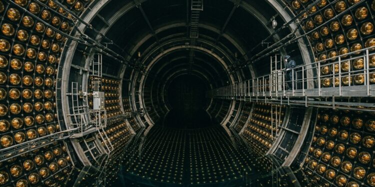 O colossal tanque de água pura escondido a 1.000 metros debaixo de uma montanha no Japão para caçar partículas espaciais