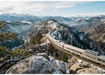 A épica viagem transcontinental de 3924 quilômetros que atravessa um túnel escuro de 8 quilómetros debaixo da cordilheira das Montanhas Rochosas