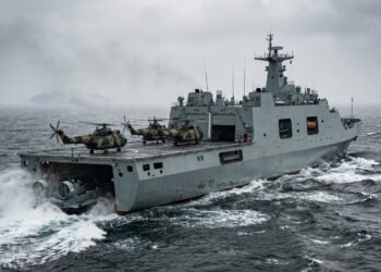 O imponente navio de assalto anfibio chinês Type 071 consegue projetar forças terrestres e helicópteros em qualquer costa do mundo com sua doca alagável