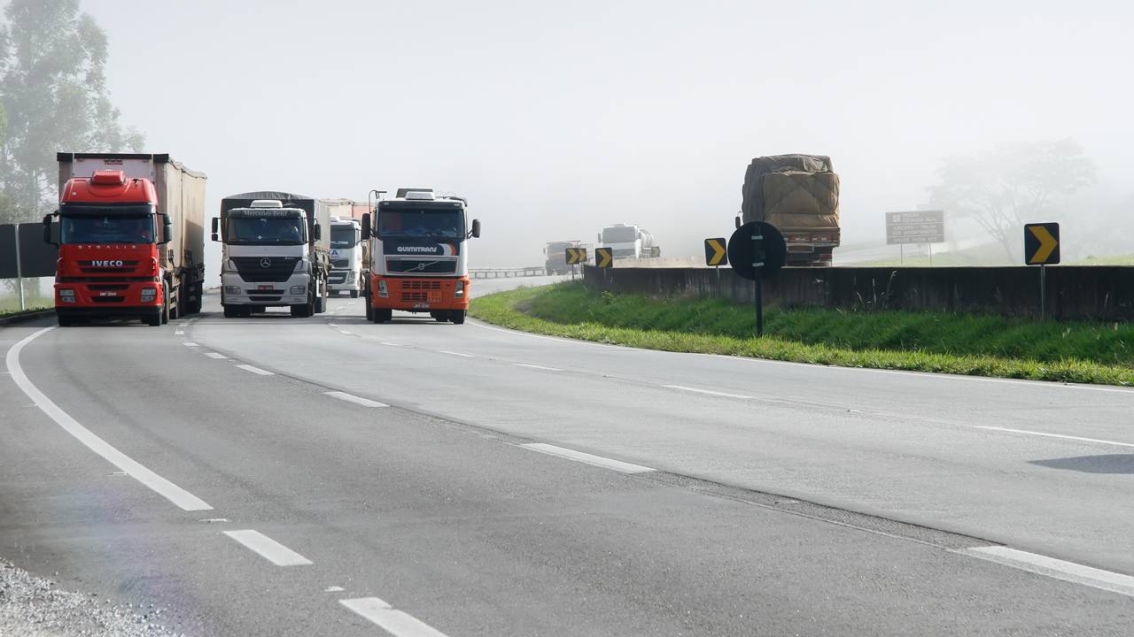 Caminhoneiros que trafegam diariamente pelo trecho mineiro enfrentam curvas com ângulos perigosos e tráfego pesado que exigem controle absoluto dos freios nas descidas