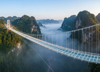 A ponte Bach Long é a maior do mundo nesse estilo e oferece uma vista de tirar o fôlego das montanhas de Son La, com o piso transparente que desafia até os mais corajosos
