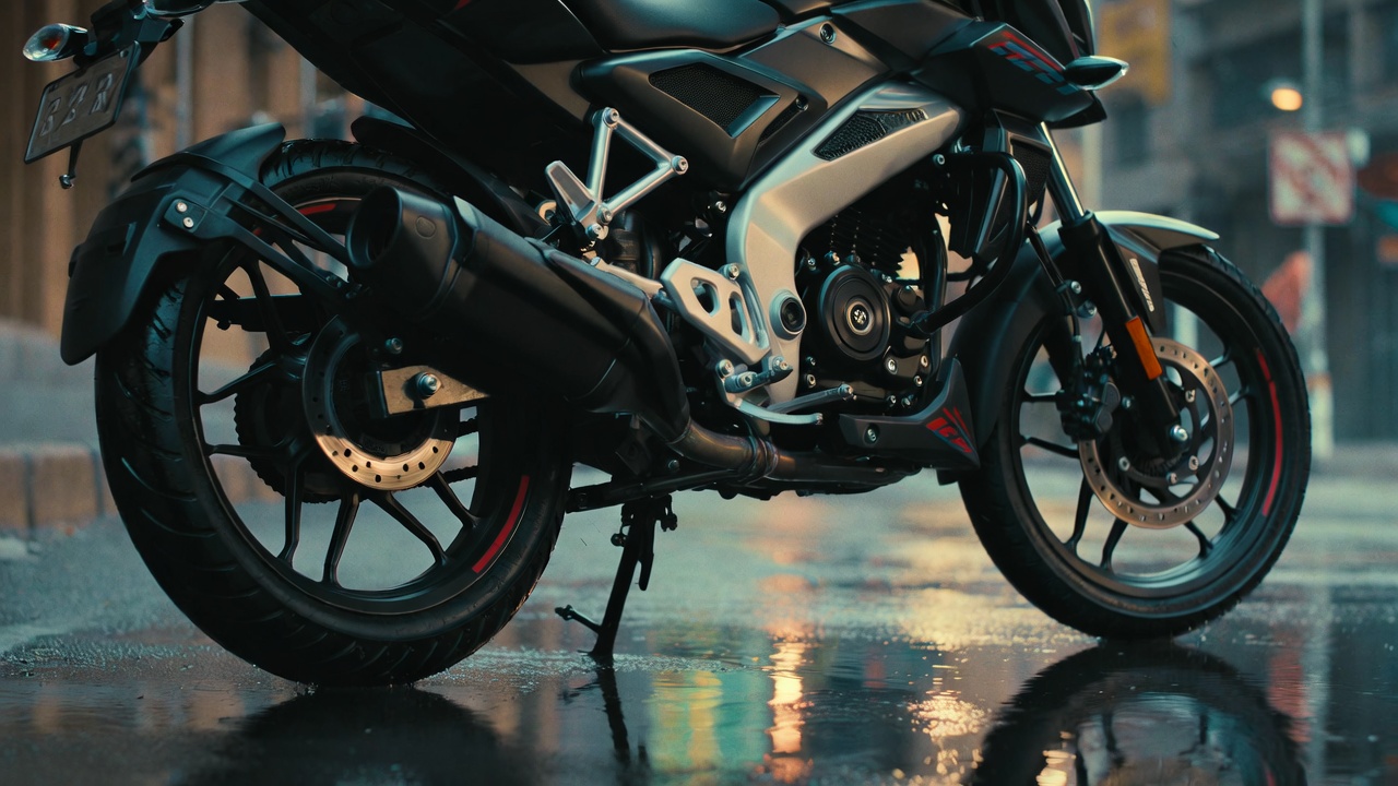 Contando com quatro válvulas e freios ABS de dois canais, a moto indiana de 160cc que entrega 17 cavalos de potência oferece uma ciclística superior aos modelos tradicionais de entrada presentes no mercado brasileiro atual