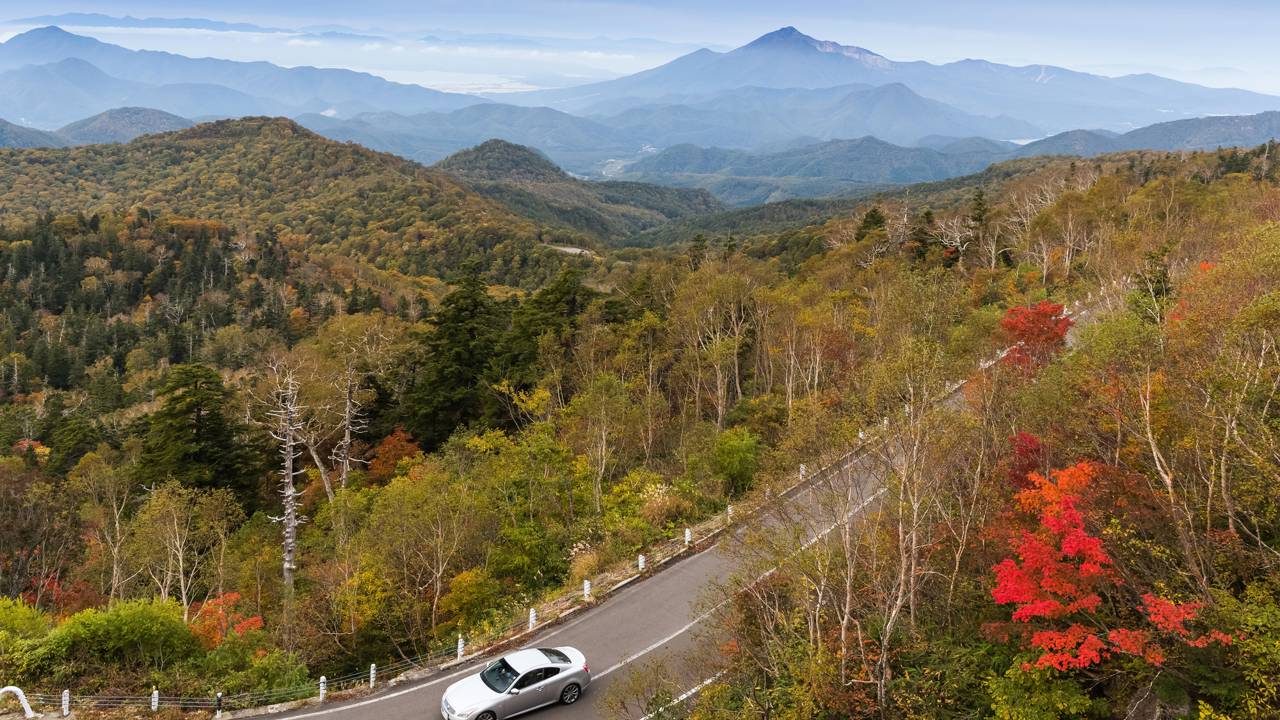 A estrada japonesa atinge 1.622 metros de altitude; seus 29 km de extensão atravessam paisagens vulcânicas e viraram o trajeto mais cênico de Fukushima