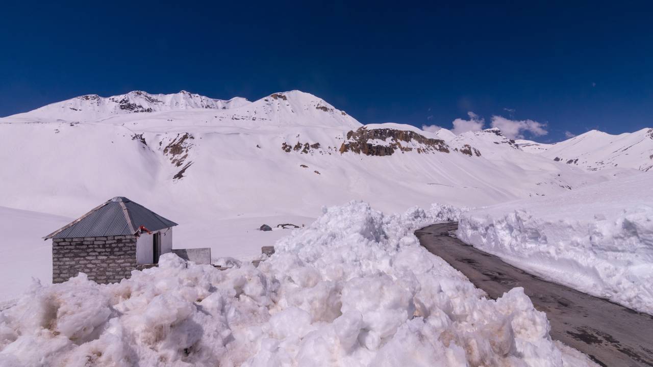 Com 4.890 metros de altura no Himalaia, a passagem indiana surge como um triunfo da engenharia em meio ao gelo eterno