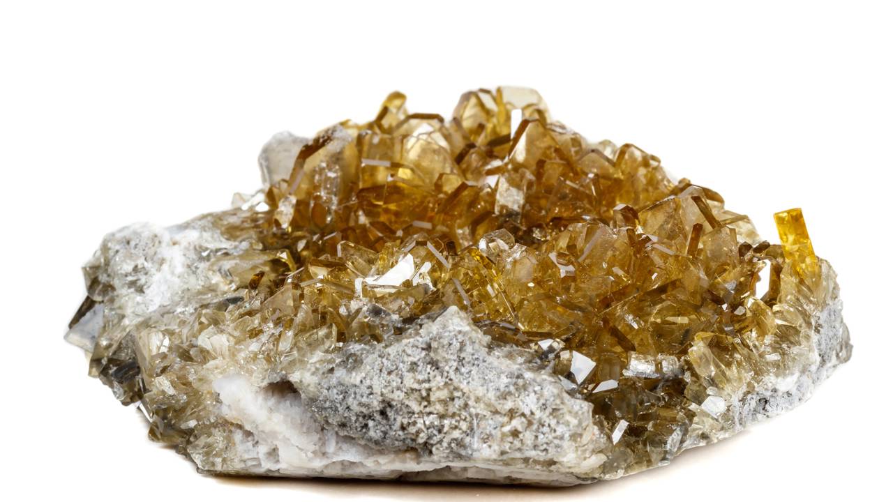 Esqueça o ferro comum, pois este mineral de alta densidade é essencial na perfuração de poços e na proteção contra radiação