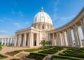 Maior do que a do Vaticano: a igreja monumental construída no meio da selva africana que custou 300 milhões de dólares e tem capacidade para 18 mil pessoas, mas atrai poucos fiéis