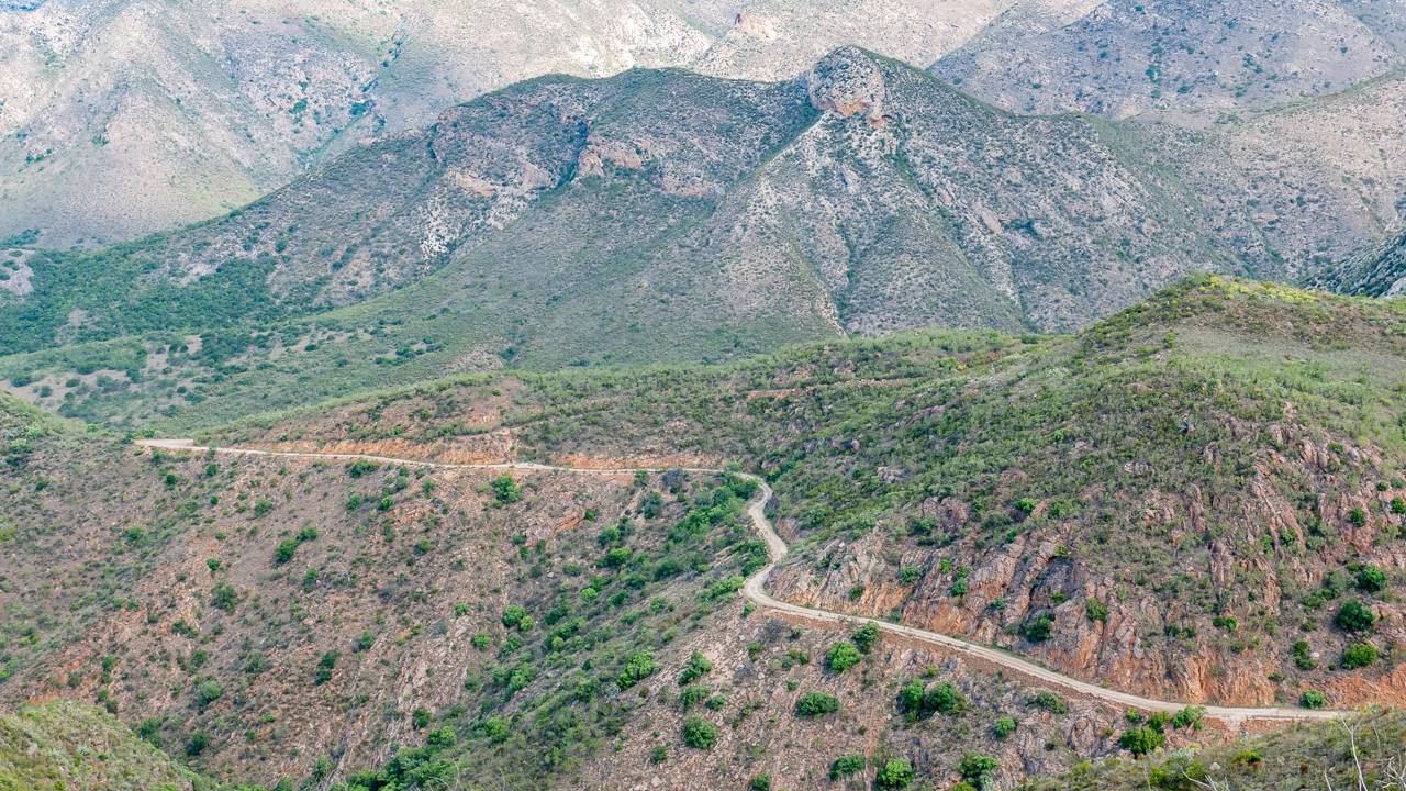 No coração de 200 km de natureza selvagem, a passagem de Holgat surge como um dos pontos mais isolados de Baviaanskloof na África do Sul