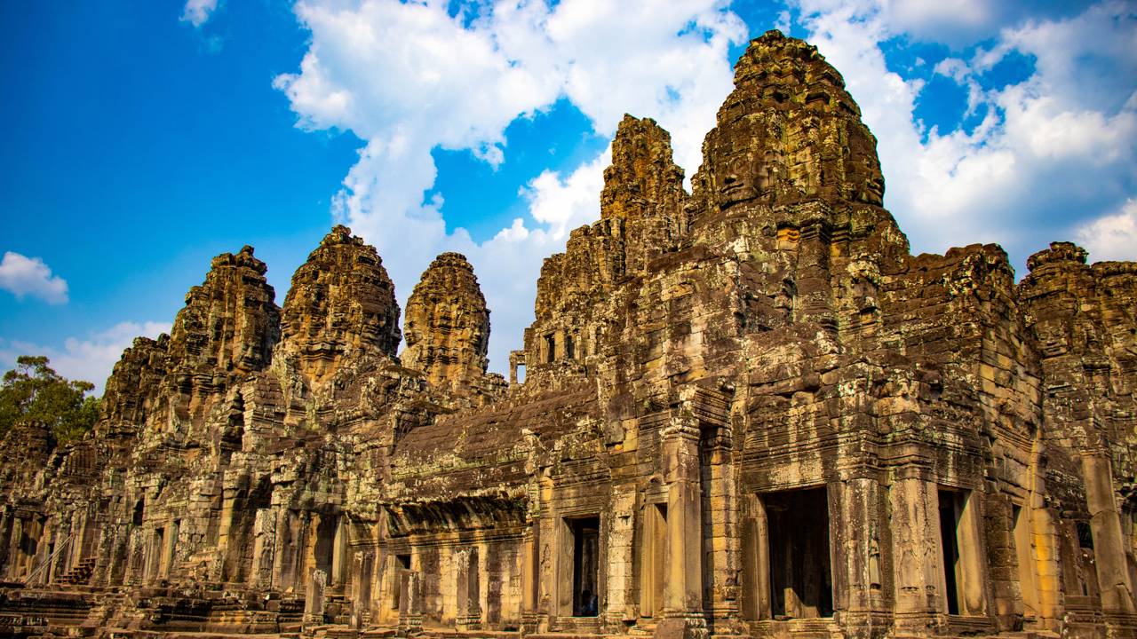 Com 54 torres de pedra e 216 rostos gigantes, o templo milenar no Camboja surge como uma obra-prima da arquitetura Khmer