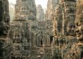 Com 54 torres de pedra e 216 rostos gigantes, o templo milenar no Camboja surge como uma obra-prima da arquitetura Khmer