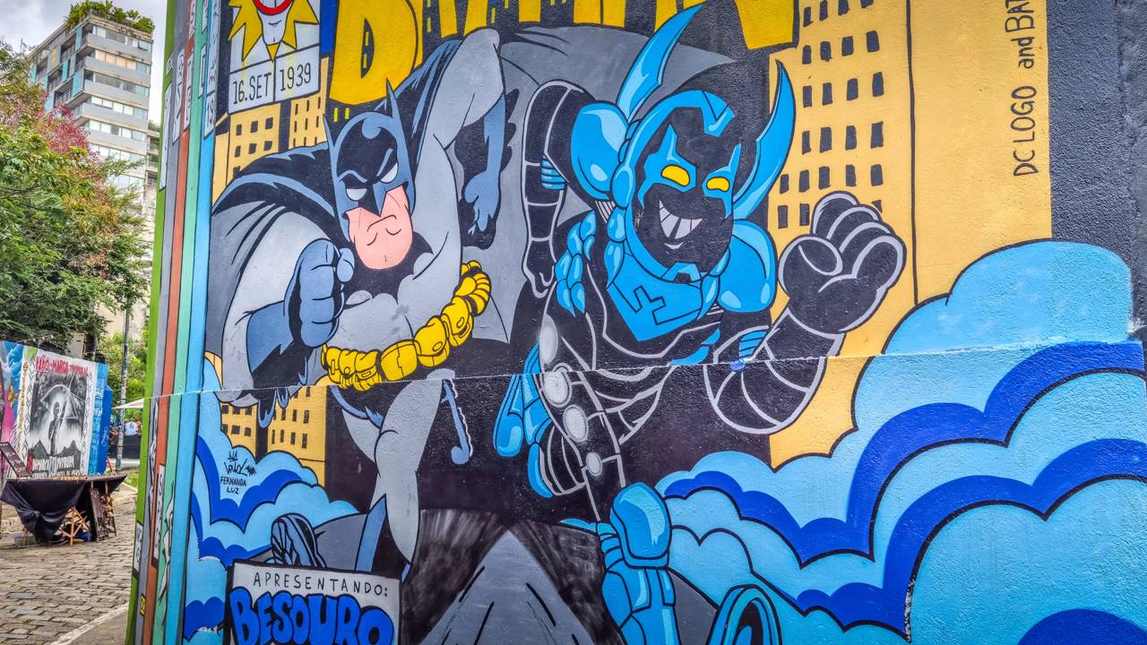 Travessa urbana em São Paulo ganha fama por seus grafites, pois seus 150 metros de paredes coloridas viraram a galeria aberta da Vila Madalena