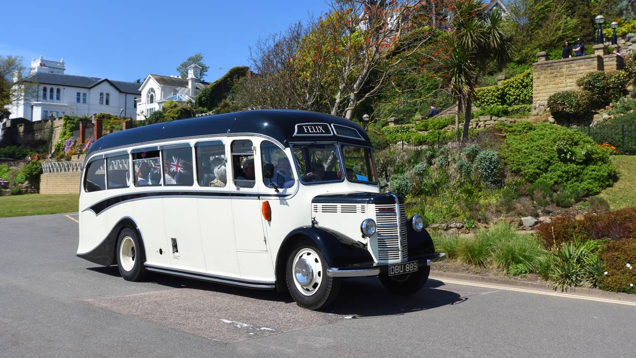 Com 27 assentos e motor de 28 cavalos, o clássico ônibus inglês de 1939 surge como um ícone da engenharia de transportes