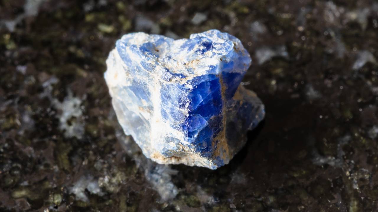 Esqueça a safira, pois este cristal azul de 1907 possui um brilho fluorescente e sua qualidade de gema só existe em um condado da Califórnia 
