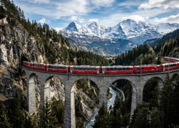 O trem alpino que desafia a gravidade ao escalar montanhas de 2253 metros de altitude cruzando 196 pontes vertiginosas sem usar um único trilho dentado