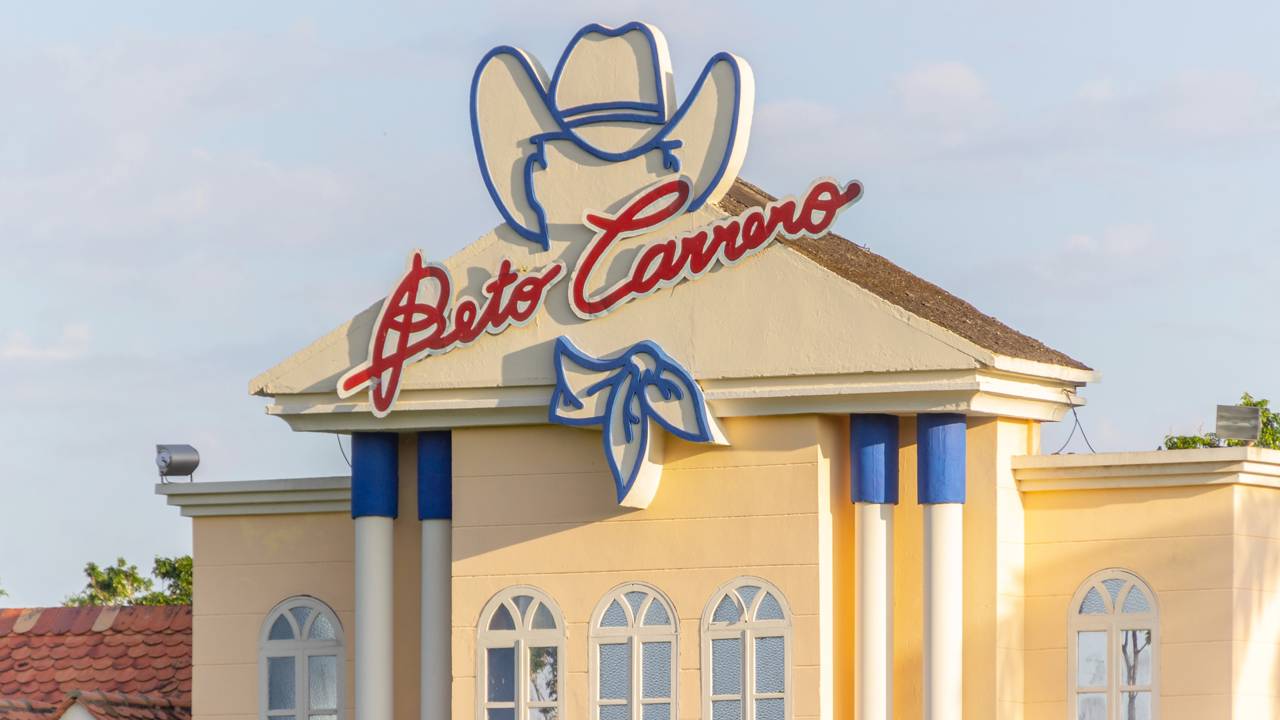 Com uma área de 14 milhões de m² e mais de 100 atrações, o parque de 1991 em Penha tornou-se o maior centro de lazer de toda a América Latina