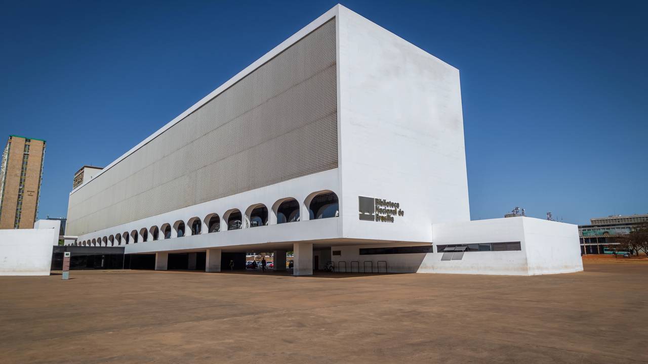 Com 14.000 m² e o traço de Niemeyer, a Biblioteca Nacional de Brasília surge como um recorde de design moderno e cultura