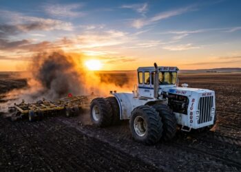 Você já parou para imaginar um trator tão grande que consegue lavrar um hectare inteiro em apenas dois minutos?