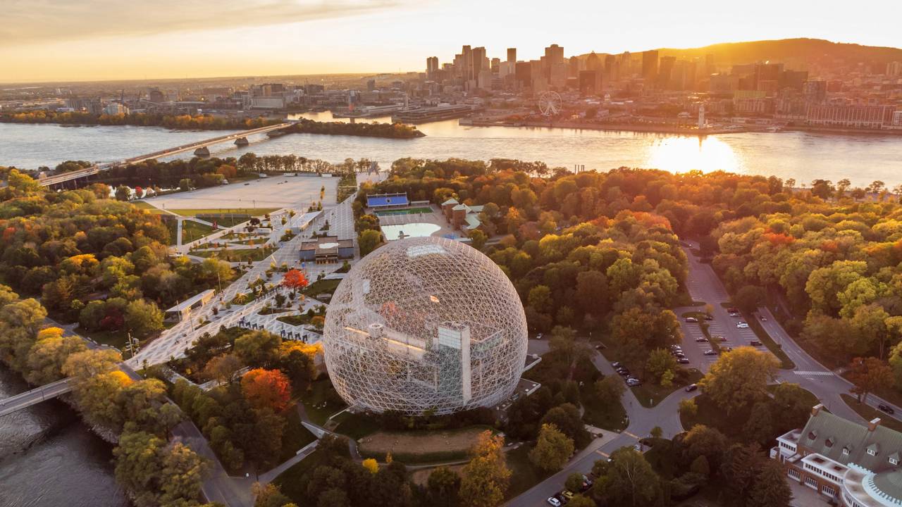 Com 76 metros de diâmetro e a cúpula geodésica de Buckminster Fuller, a estrutura em Montreal surge como um marco da engenharia