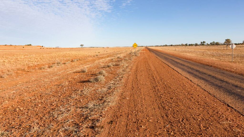 Com 517 km de extensão pelo deserto australiano, a Birdsville Track surge como um dos trajetos mais isolados e desafiadores do planeta
