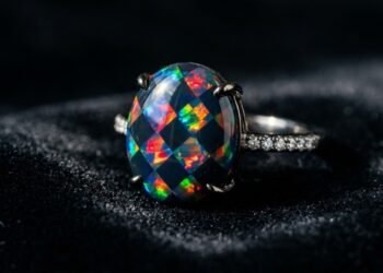 Muito mais rara que o diamante comercial, esta gema possui um padrão geométrico singular, sendo a variedade mais valiosa da família das opalas