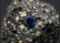 Esqueça a safira, pois este cristal azul-escuro vem de meteoritos e é mais antigo que o Sol, sendo a relíquia espacial rara