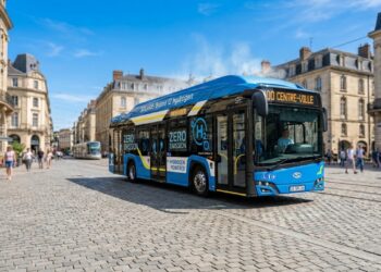 Percorrendo 1.000 quilômetros com um único tanque de hidrogênio, este ônibus de 12 metros emite apenas vapor de água limpa pelo tubo de escape